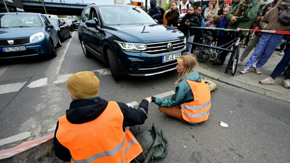 Climate activists block Berlin roads again 