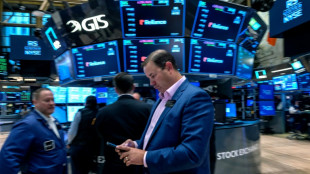 Wall Street s'essouffle, lestée par de mauvais indicateurs