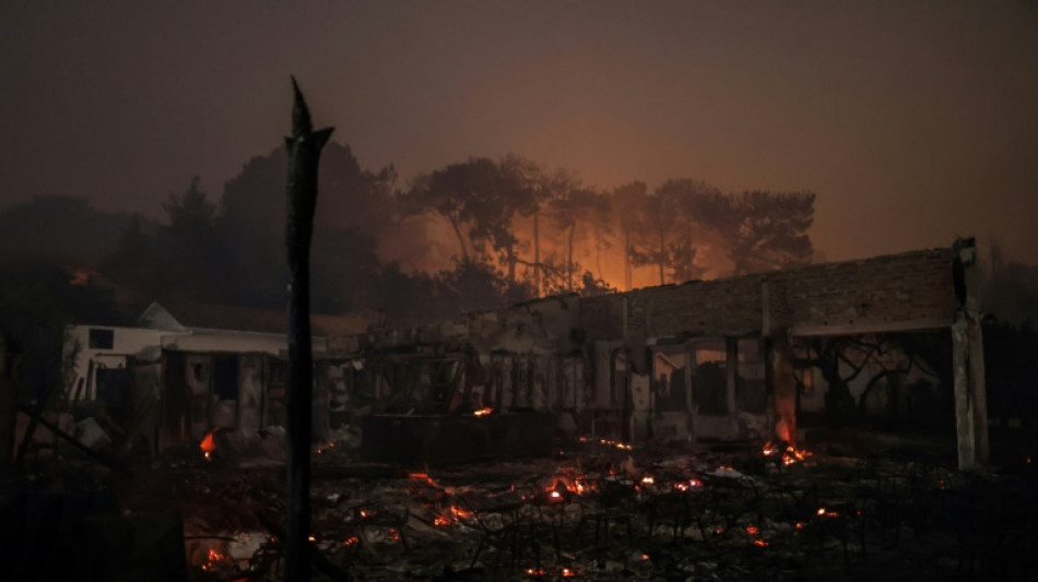 Incendios atormentan al suroeste de Europa, Reino Unido en alerta roja