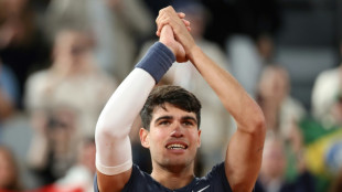 Alcaraz vence Tsitsipas e vai enfrentar Sinner nas semifinais de Roland Garros