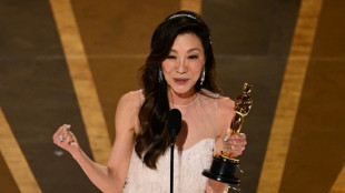 Michelle Yeoh se convierte en la primera asiática en ganar el Óscar a la mejor actriz.