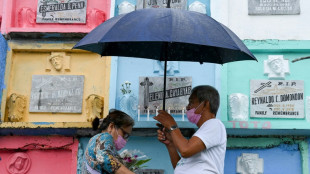 Los filipinos vuelven a los cementerios por el Día de Todos los Santos