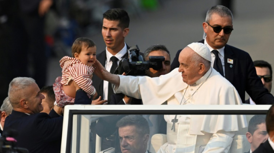 Pope draws 200,000 pilgrims to Portugal's Fatima shrine 