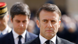 Gouvernement: l'option Bello surgit à gauche, Macron regrette la désunion dans son camp