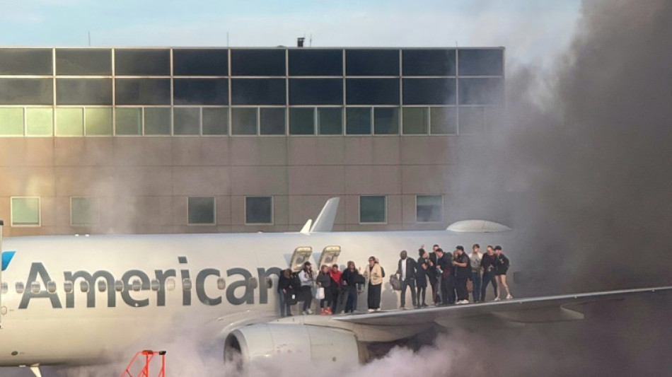 Feuer an Flugzeug von American Airlines in Denver