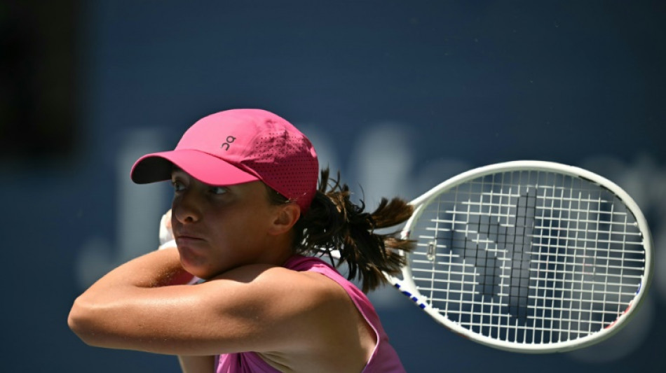 Top-ranked Swiatek outlasts Rakhimova in US Open 1st rd