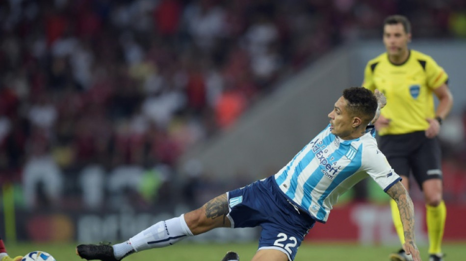 Paolo Guerrero acerta saída do Racing da Argentina