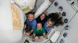 La NASA pospone misión que regresaría a dos astronautas varados en la EEI