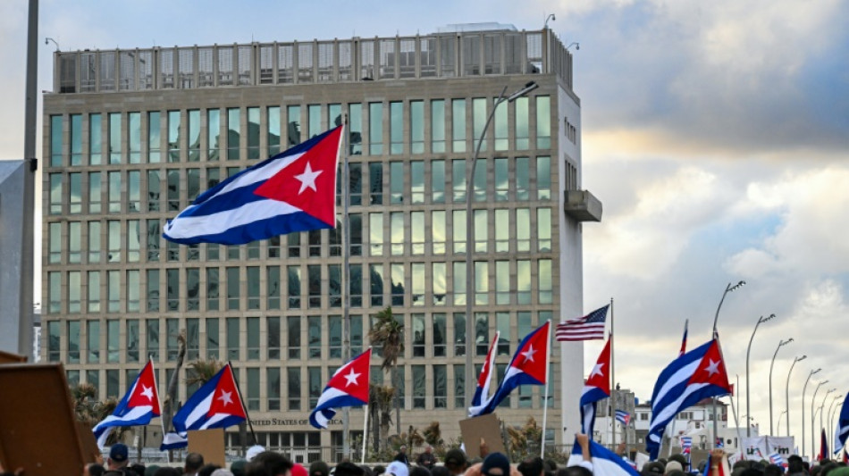 Cubanos protestam contra embargo americano diante da embaixada dos EUA em Havana