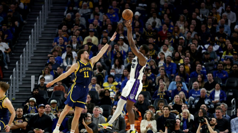 Barnes shines as Kings hold off Warriors, Lakers top Bulls