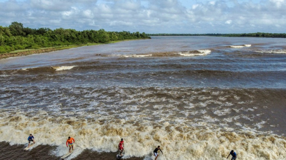 Una ola de agua dulce desafía a los surfistas en la Amazonia brasileña