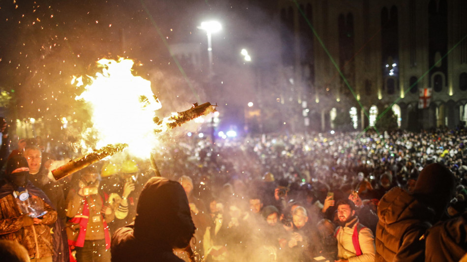 Georgia, polizia in piazza a Tbilisi disperde manifestanti