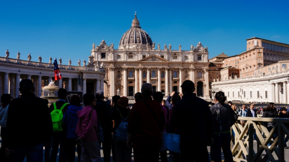 En l'absence du pape, le Vatican plongé dans une "zone grise" qui dure