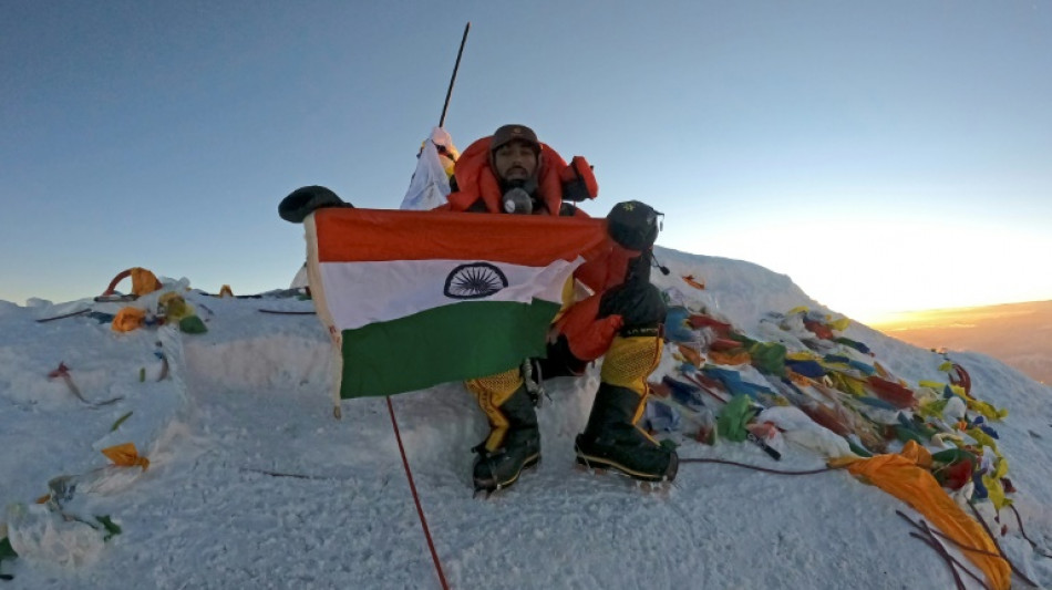 Un indio sancionado por haber simulado su ascenso al Everest finalmente hace cima