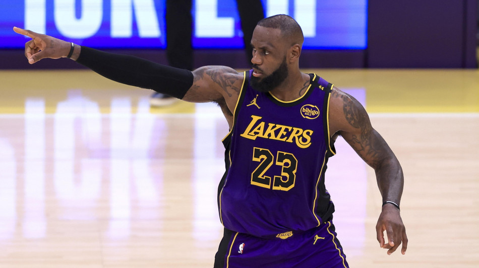 Nba: LeBron James con Jordan nel club dei 40enni inossidabili