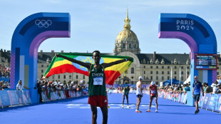 Etíope Tamirat Tola quebra recorde olímpico e vence maratona em Paris