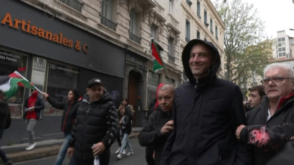 1er mai: Raphaël Glucksmann empêché de rejoindre le cortège à Saint-Etienne après des jets de peinture