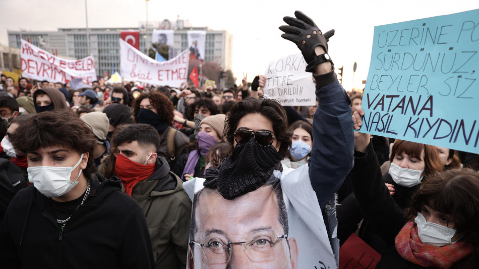 L'Ue avverte Ankara su Imamoglu, 'rispetti la democrazia'