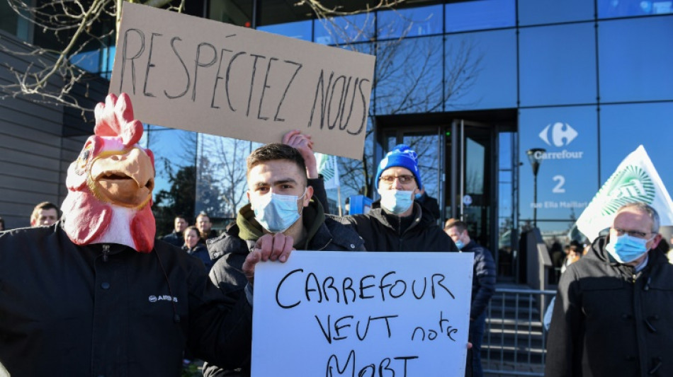 Devant le siège de Carrefour, des producteurs d'œufs réclament une "revalorisation des prix"