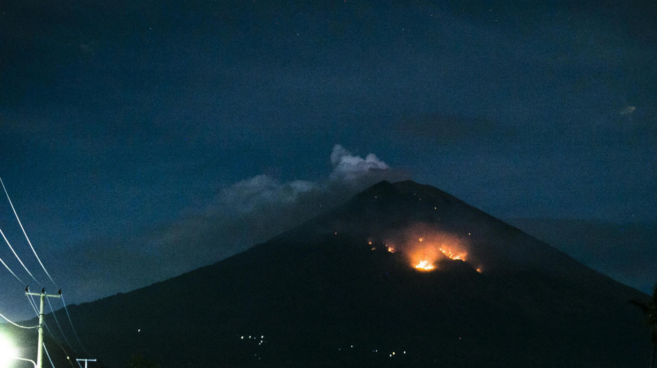 Erutta un vulcano a Bali, cancellati i voli in partenza