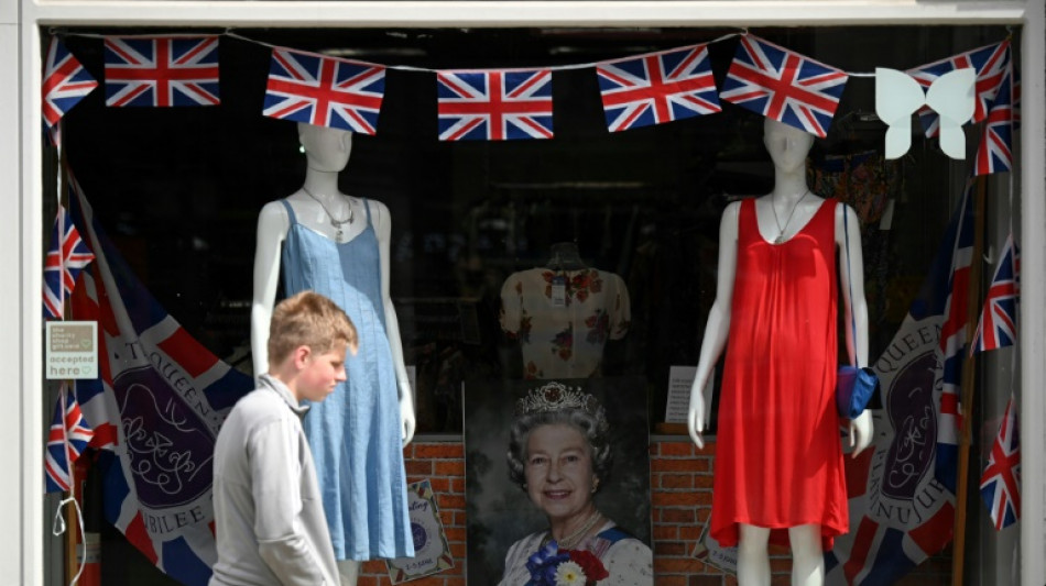 Foules et faste pour lancer le jubilé la reine Elizabeth