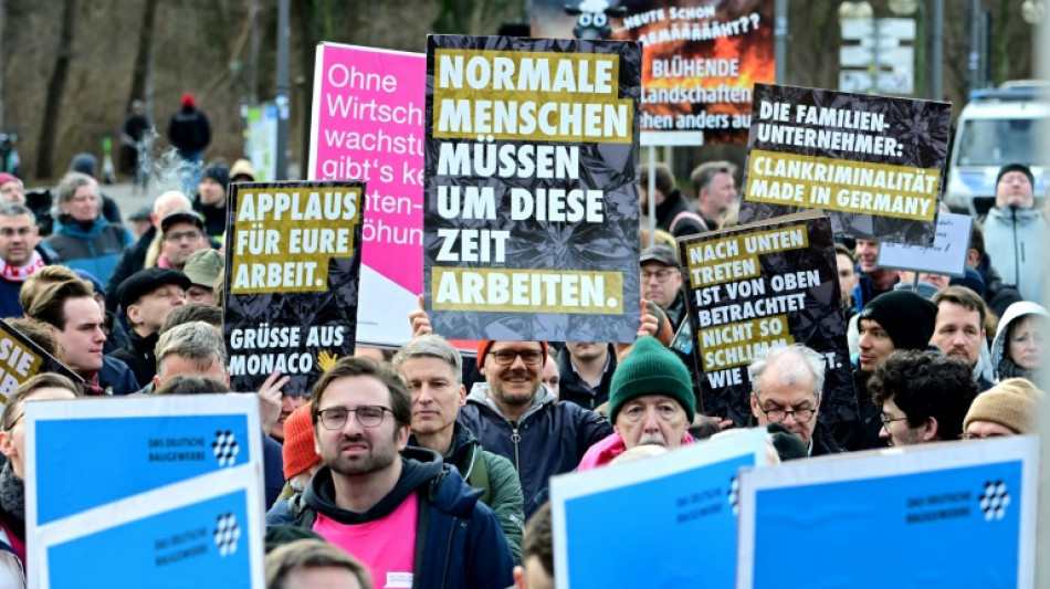 Grüppchen von Gegendemonstranten macht sich über "Wirtschaftswarntag" lustig 