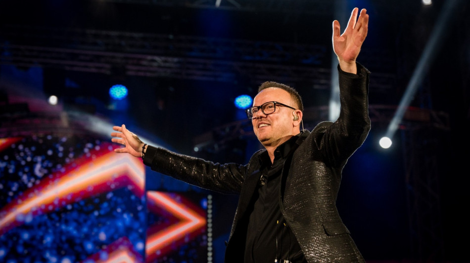 Gigi D'Alessio, al via a Napoli primo degli otto concerti