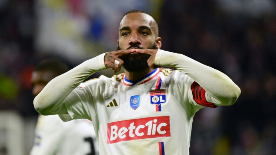 Ligue 1: Lacazette, indispensable et en sursis