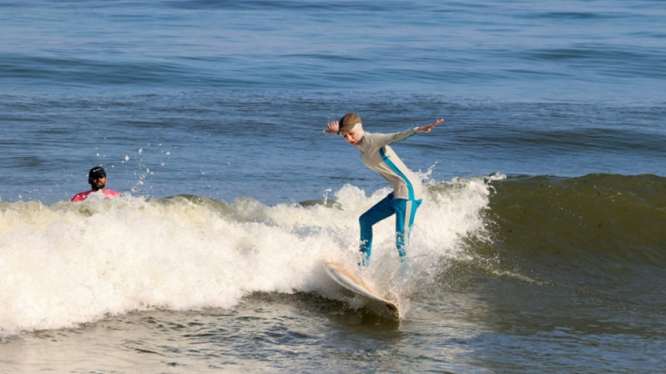 Surf et baignade, les Gazaouis redécouvrent les plaisirs d'une mer propre