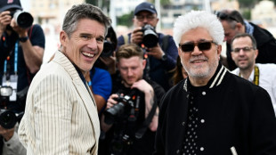 Almodóvar deja a Cannes con hambre con su corto wéstern y gay