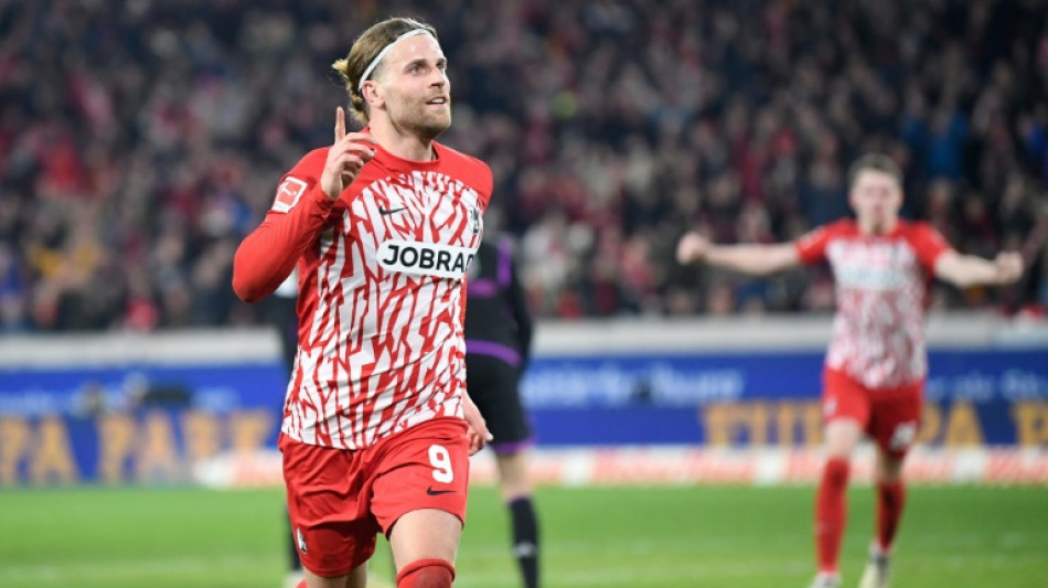 Bayern held in Freiburg to give Leverkusen advantage in title race