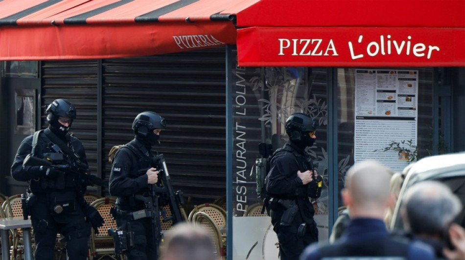 Issy-les-Moulineaux: un homme armé et suicidaire retranché dans le restaurant de ses parents