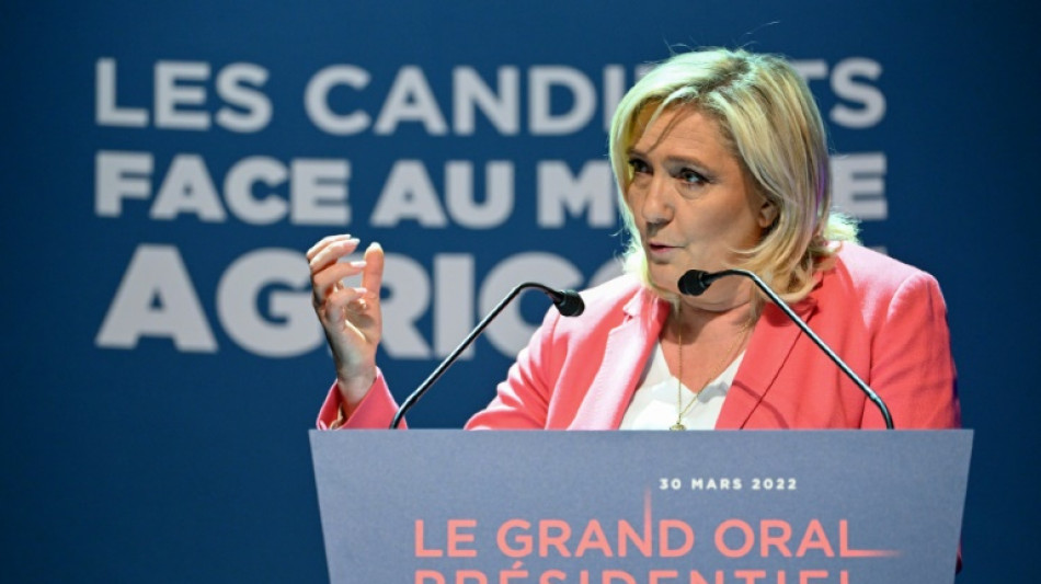 Far-right Le Pen closes in on French presidential favourite Macron