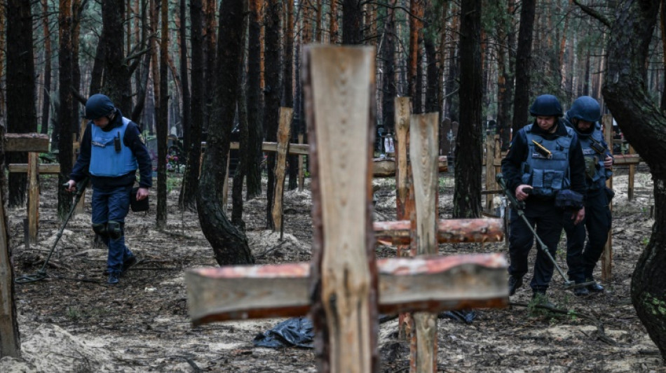 Hunderte Gräber in Wald nahe zurückeroberter ukrainischer Stadt Isjum gefunden