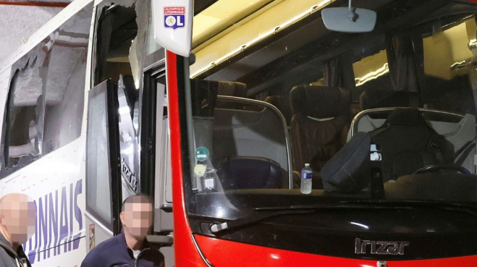 Jogo do Lyon no Francês é adiado por ataque a ônibus; PSG vence Brest e é vice-líder