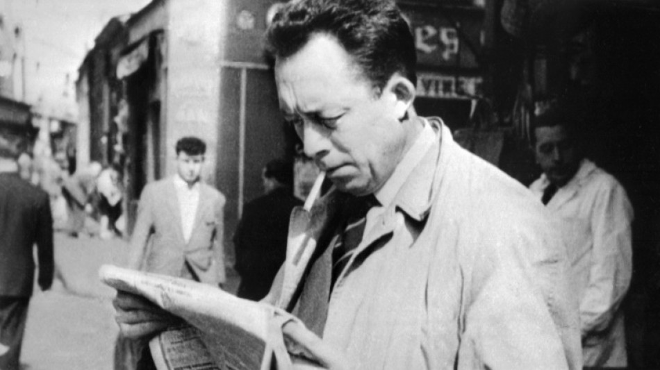 Un excepcional manuscrito de la novela de Camus "El extranjero" sale a subasta