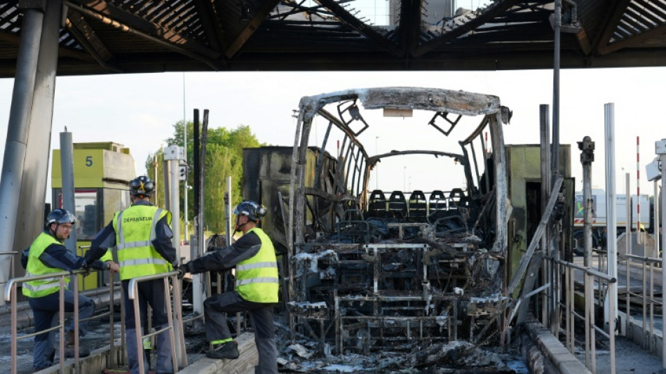 Coupe de France: rixe entre fans de l'OL et du PSG, un bus calciné, des blessés légers