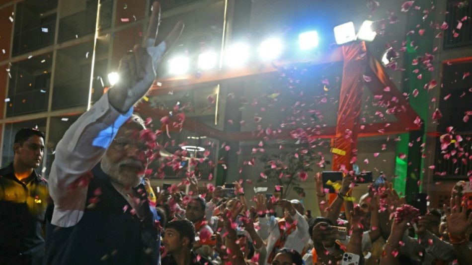 Adoring Hindu nationalists give Modi election victory parade