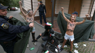 La organización ucraniana Femen protesta ante la embajada de Irán en Kiev 