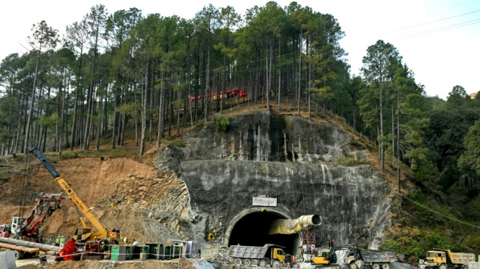 Exército indiano envia mais máquinas para resgatar trabalhadores presos em túnel