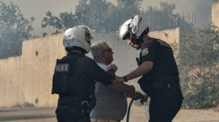 Incendios cerca de Atenas obligan a evacuar zonas costeras