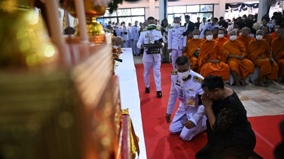 Thaïlande: des milliers de personnes rendent hommage aux 23 victimes de l'incendie d'un car scolaire