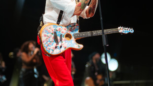 A Jovanotti una chitarra elettrica fatta in carcere a Treviso