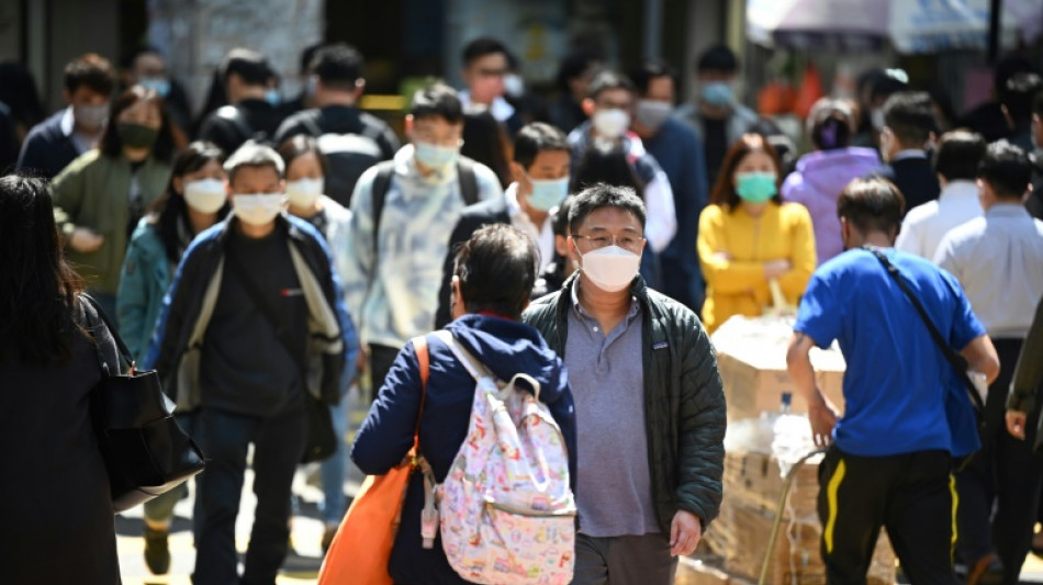 Hong Kong acaba con uso obligado de mascarilla casi mil días después