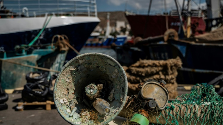 Grèce: dans les filets des pêcheurs, des sardines et beaucoup de plastique