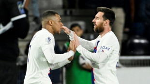 PSG vence lanterna Angers (2-0) com dois de Mbappé e fica ainda mais perto do título