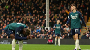 Arsenal falter once more at Fulham, Spurs close on top four