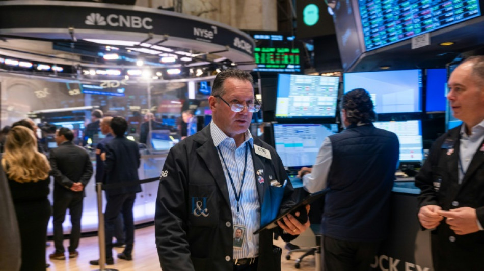 Wall Street termine en hausse, record pour le Dow Jones