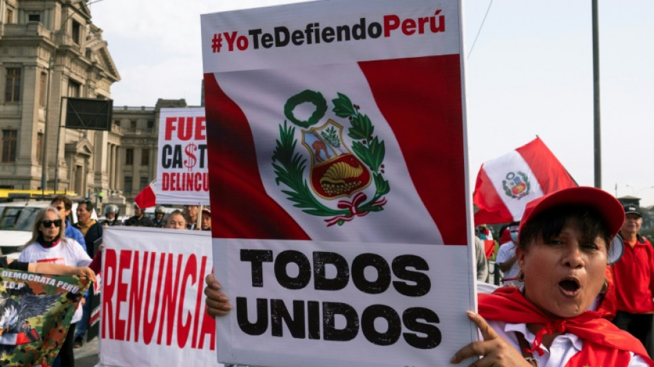 Opositores protestan en el centro de Lima contra el presidente Pedro Castillo