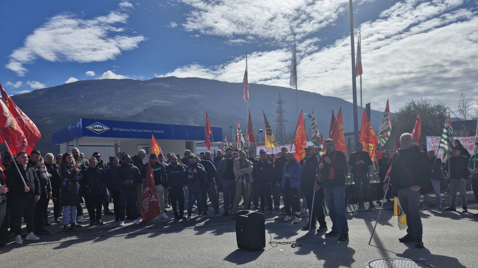 Protestano i lavoratori Dana in Trentino, 300 in manifestazione